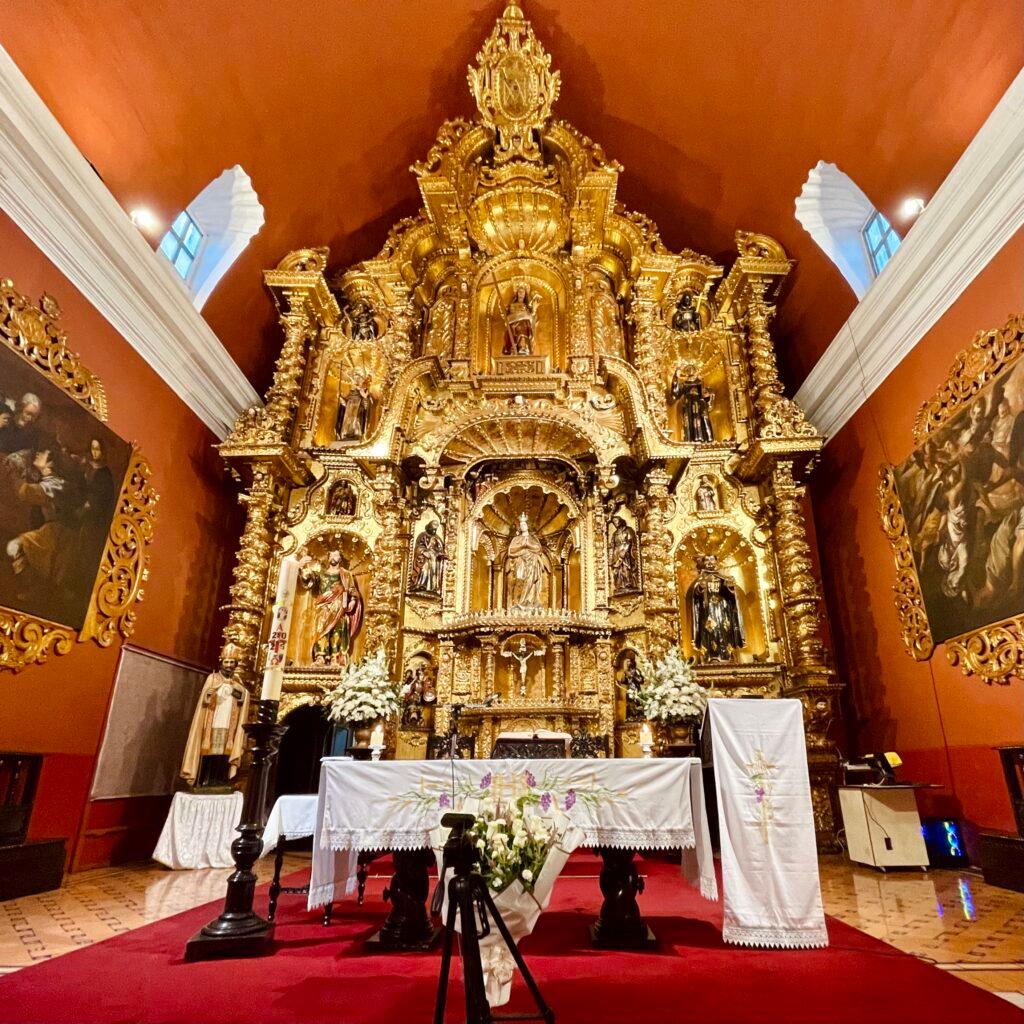 Golden alter in Santa María Magdalena in Pueblo Libre