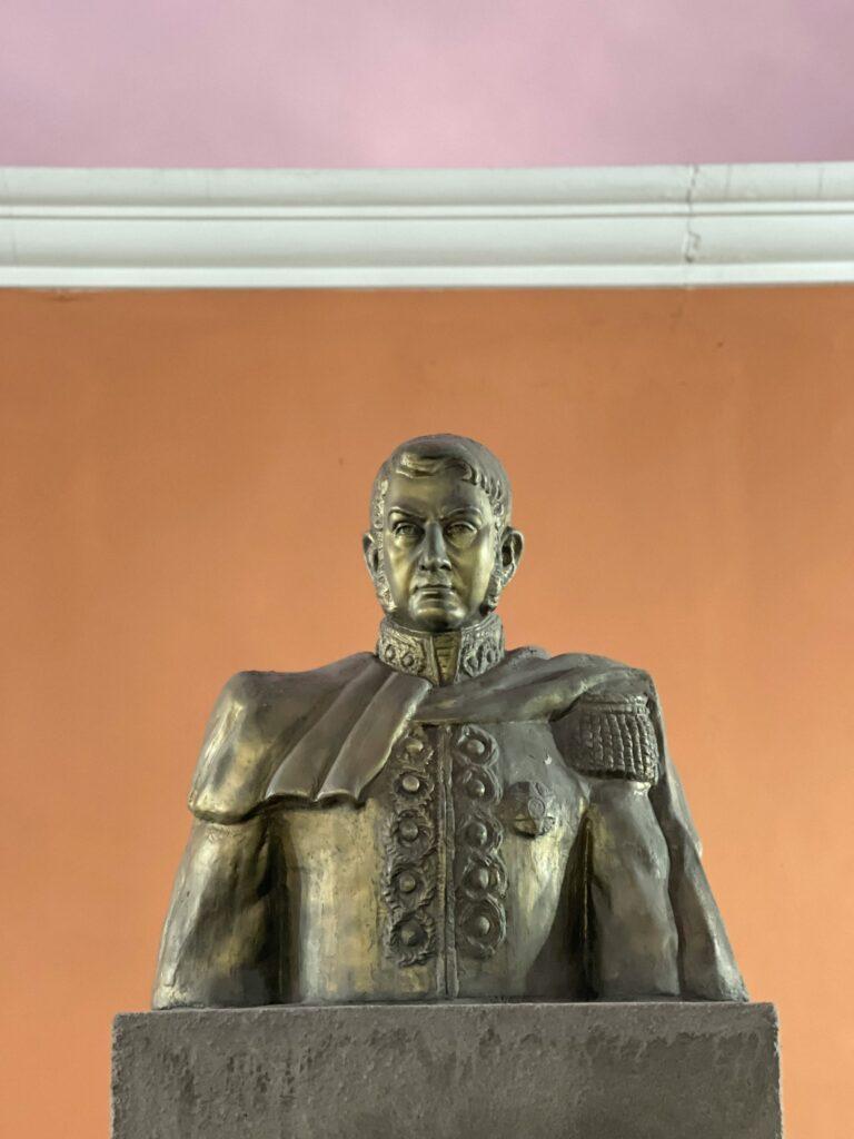 Monument to José De San Martín outside Antigua Taberna Queirolo in Pueblo Libre