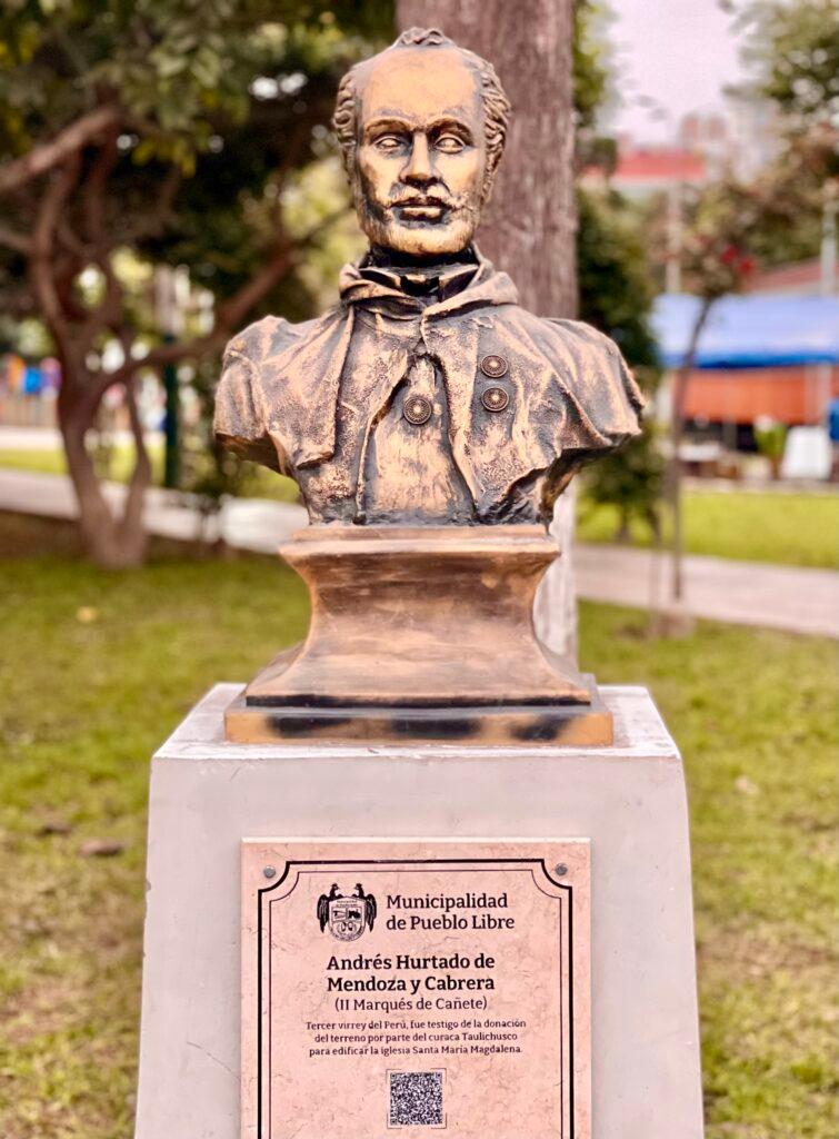 Bronze bust in the Paseo de los Vecinos Ilustres de Pueblo Libre honoring Andrés Hurtado de Mendoza y Cabrera