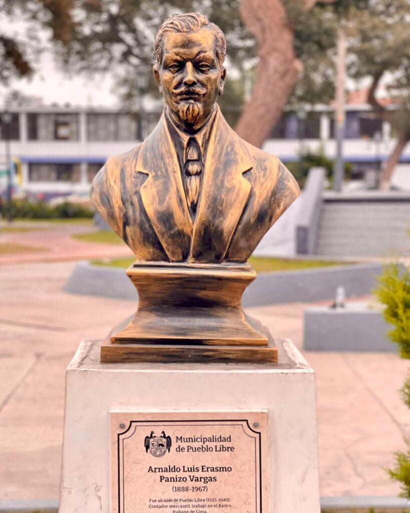 Bronze bust in the Paseo de los Vecinos Ilustres de Pueblo Libre honoring Arnaldo Luis Erasmo Panizo Vargas