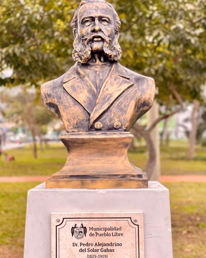 Bronze bust in the Paseo de los Vecinos Ilustres de Pueblo Libre honoring Dr. Pedro Alejandrino Del Solar Gabas