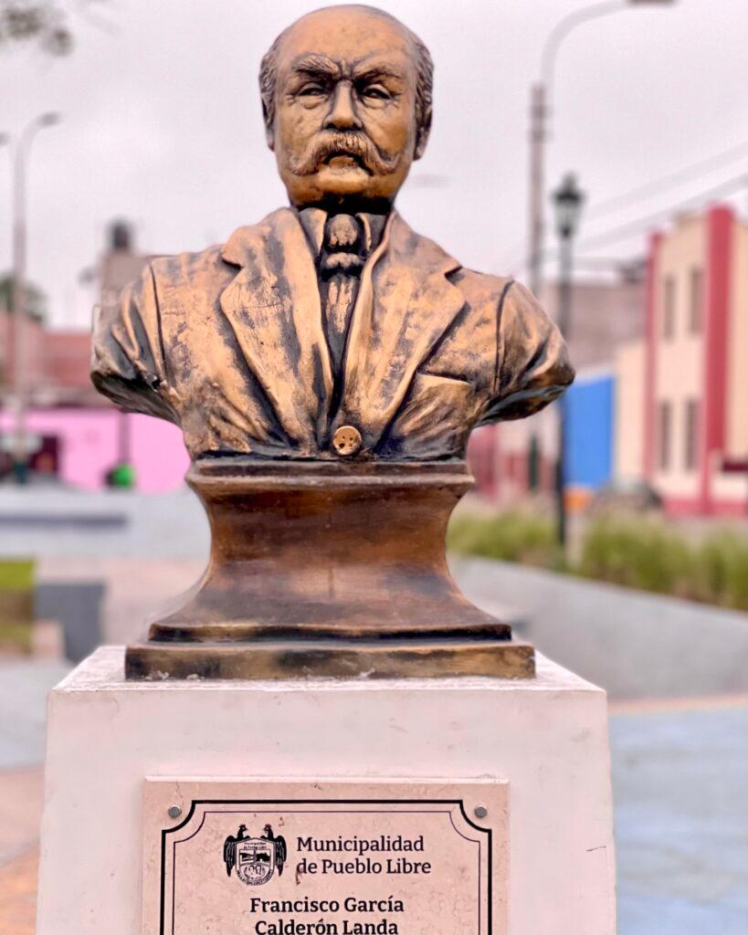 Bronze bust in the Paseo de los Vecinos Ilustres de Pueblo Libre honoring Francisco García Calderón Landa