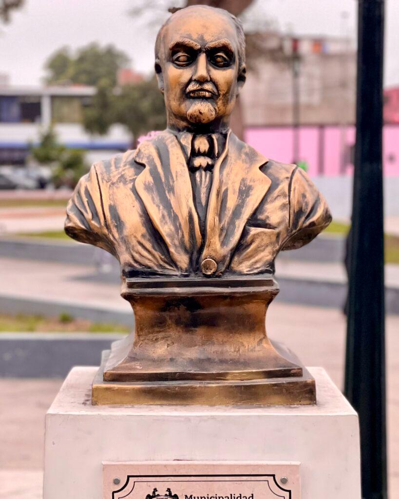 Bronze bust in the Paseo de los Vecinos Ilustres de Pueblo Libre honoring Germán Luna Iglesias