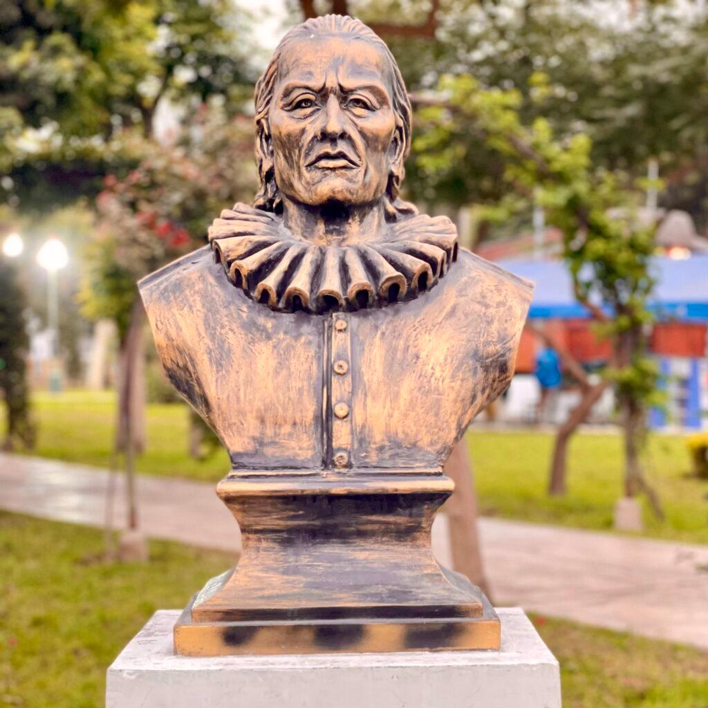 Bronze bust in the Paseo de los Vecinos Ilustres de Pueblo Libre honoring Gonzalo Taulichusco