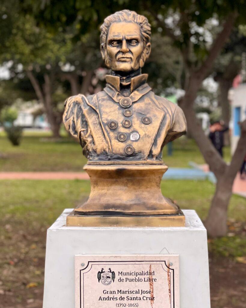 Bronze bust in the Paseo de los Vecinos Ilustres de Pueblo Libre honoring Gran Mariscal José Andrés de Santa Cruz