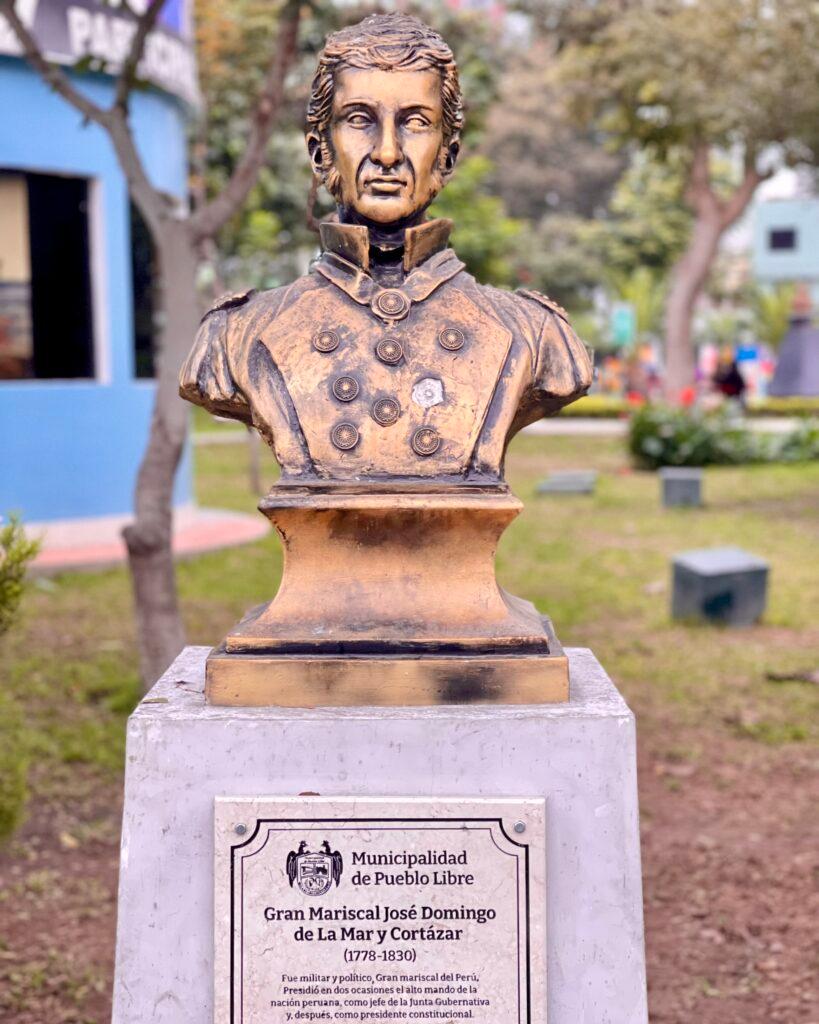 Bronze bust in the Paseo de los Vecinos Ilustres de Pueblo Libre honoring Gran Mariscal José Domingo de La Mar y Cortázar
