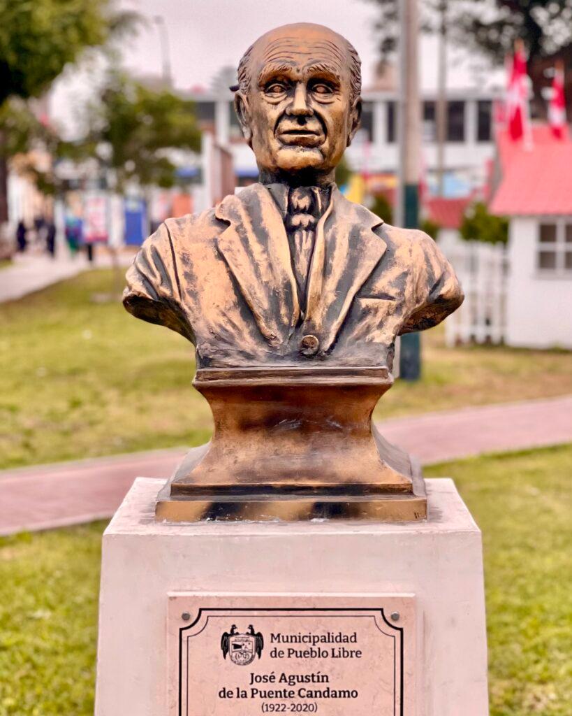 Bronze bust in the Paseo de los Vecinos Ilustres de Pueblo Libre honoring José Agustín de la Puente Candamo