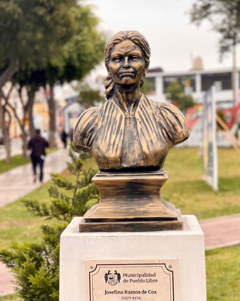 Bronze bust in the Paseo de los Vecinos Ilustres de Pueblo Libre honoring Josefina Ramos de Cox