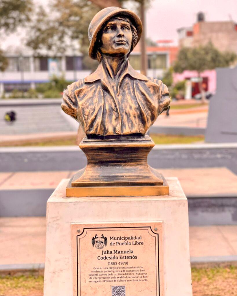 Bronze bust in the Paseo de los Vecinos Ilustres de Pueblo Libre honoring Julia Manuela Codesido Estenós