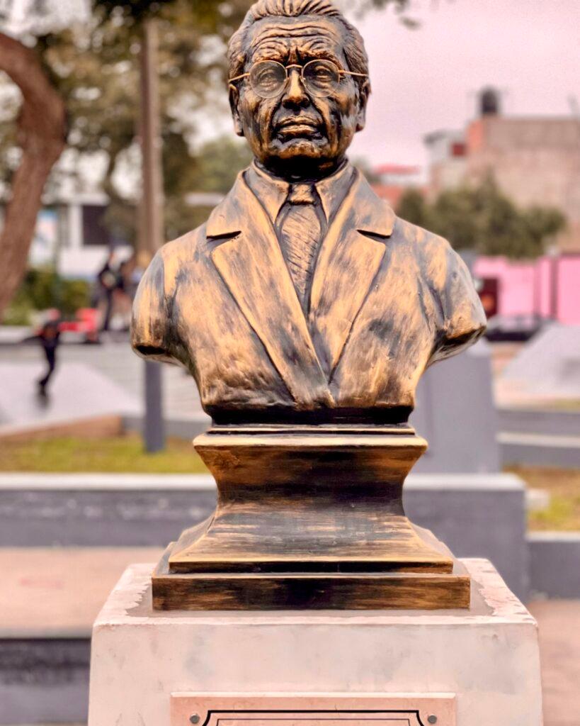 Bronze bust in the Paseo de los Vecinos Ilustres de Pueblo Libre honoring Julio César Tello Rojas
