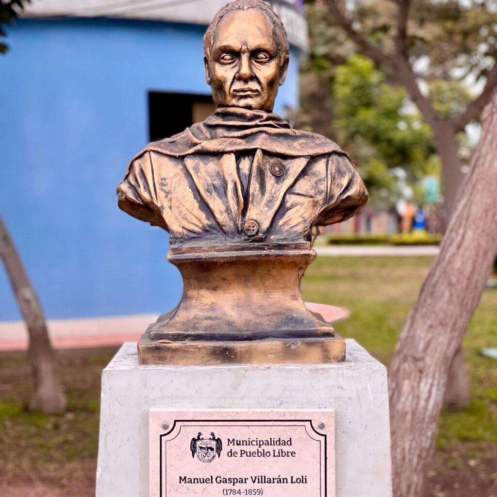 Bronze bust in the Paseo de los Vecinos Ilustres de Pueblo Libre honoring Manuel Gaspar Villarán Loli