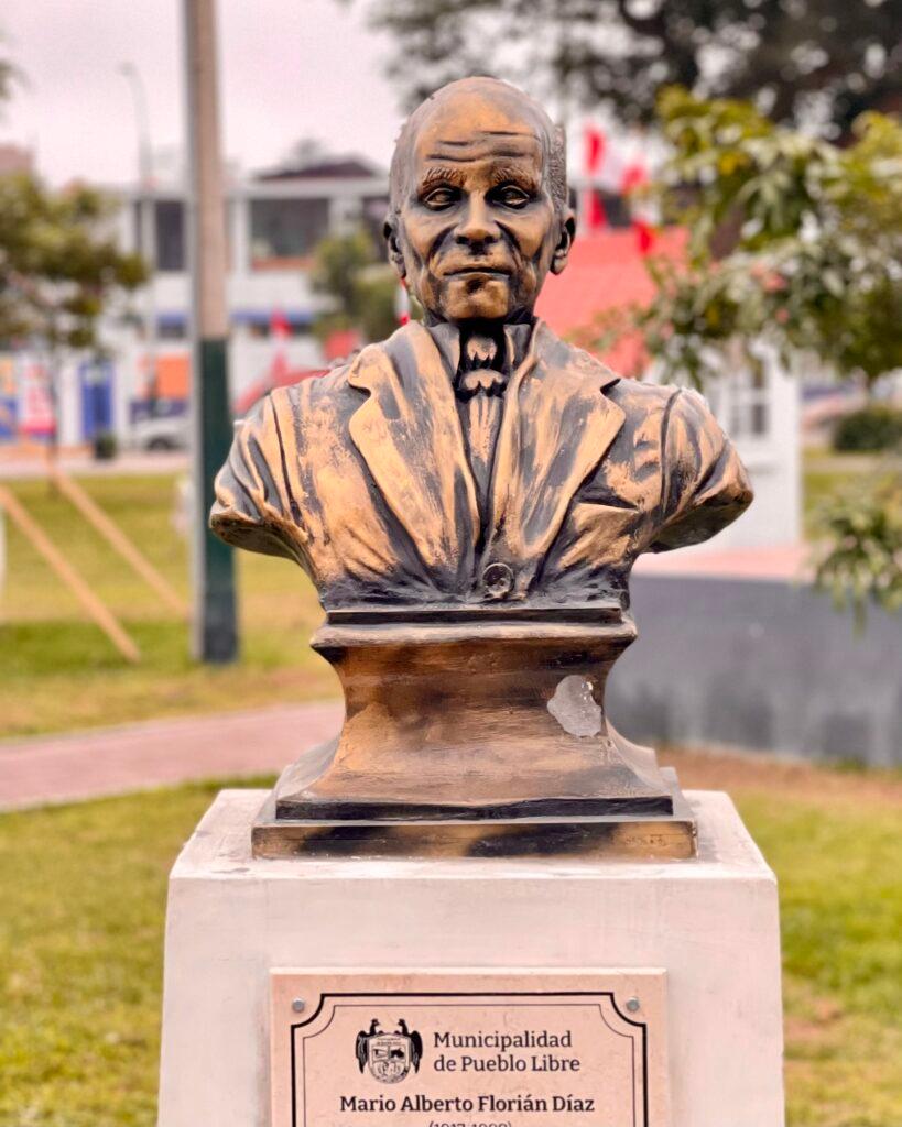 Bronze bust in the Paseo de los Vecinos Ilustres de Pueblo Libre honoring Mario Alberto Florián Díaz