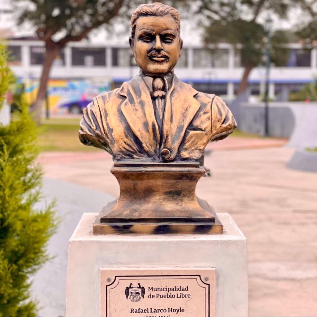 Bronze bust in the Paseo de los Vecinos Ilustres de Pueblo Libre honoring Rafael Larco Hoyle