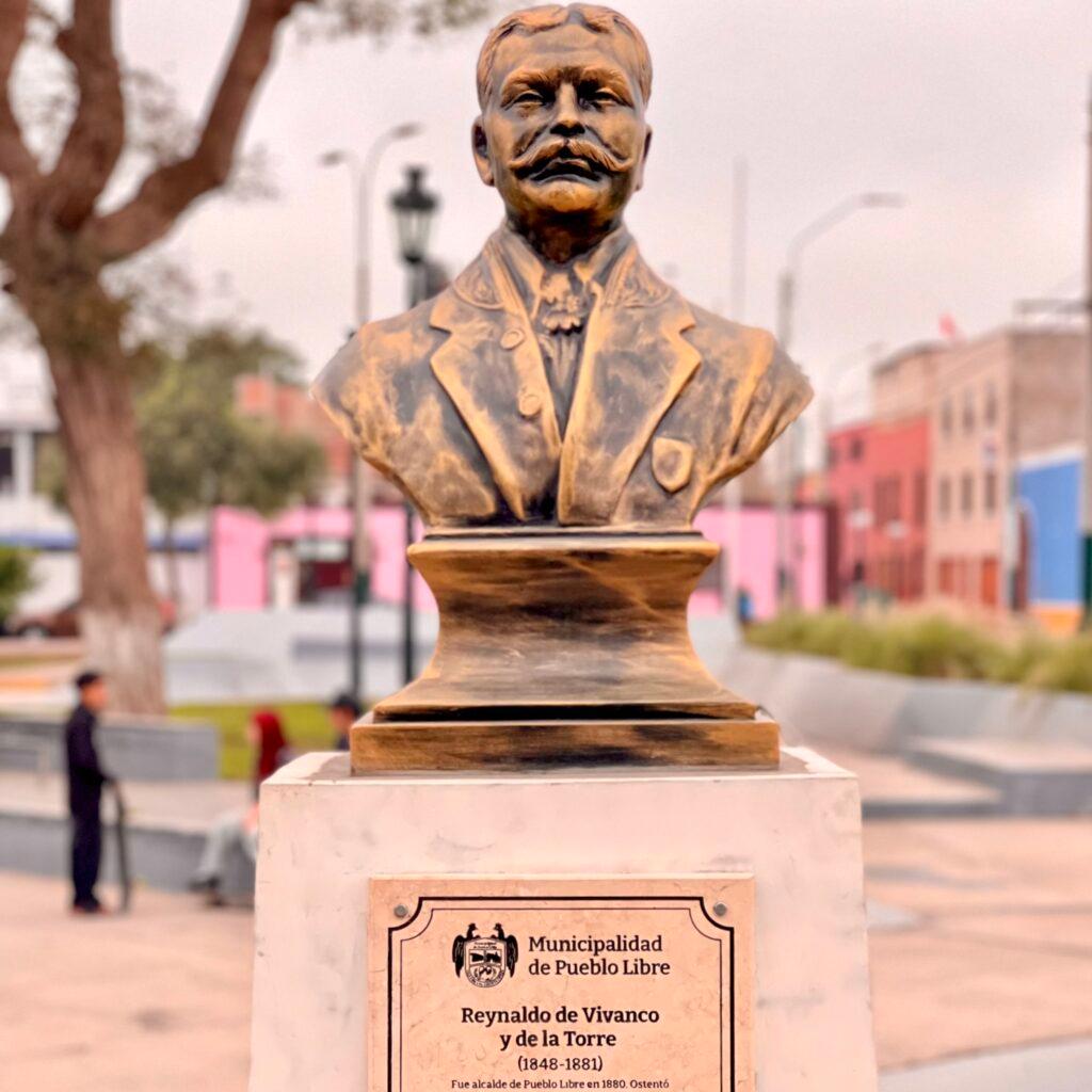 Bronze bust in the Paseo de los Vecinos Ilustres de Pueblo Libre honoring Reynaldo de Vivanco y de la Torre