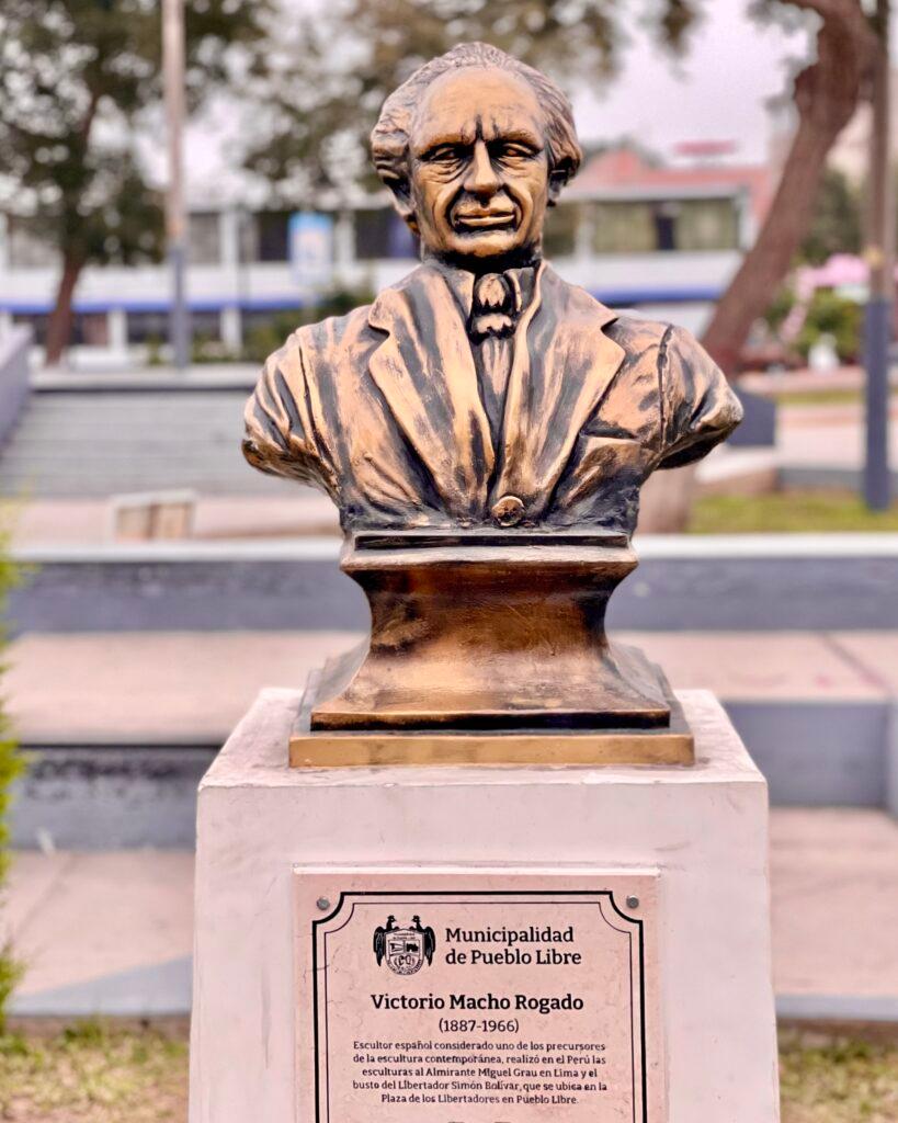 Bronze bust in the Paseo de los Vecinos Ilustres de Pueblo Libre honoring Victorio Macho Rogado