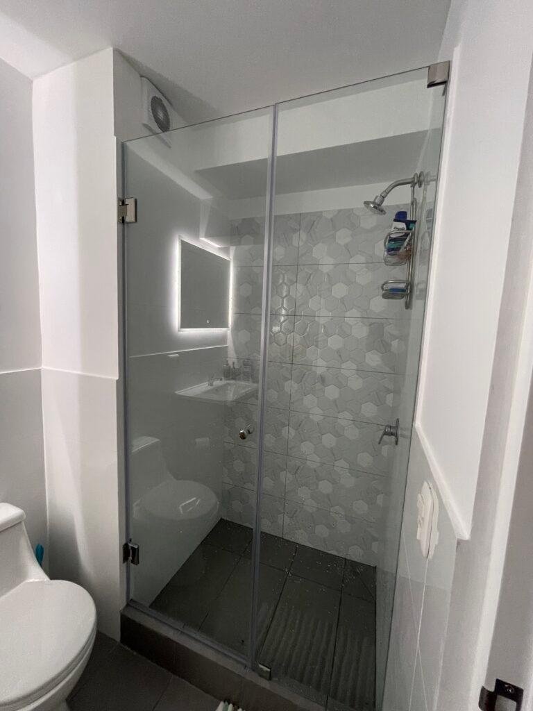 Modern showers with hot water in Airbnb in Colmenares, Lima